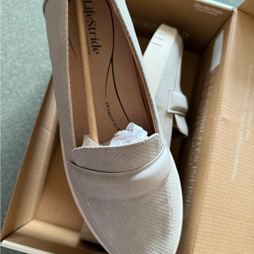Geneva Women's Cream Loafers 11 Wide